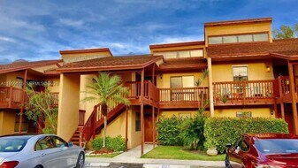 604 Lakeview Dr E in Royal Palm Beach, FL - Building Photo