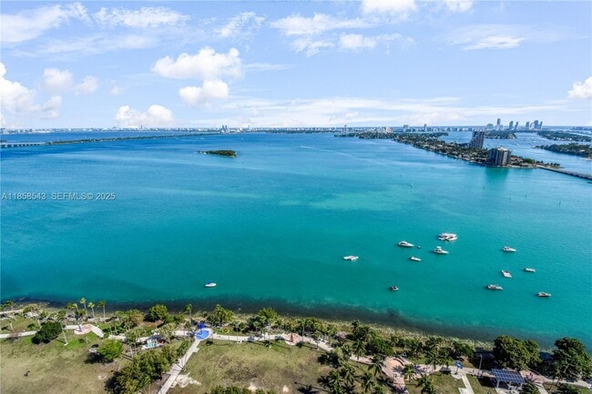 1800 N Bayshore Dr in Miami, FL - Building Photo - Building Photo