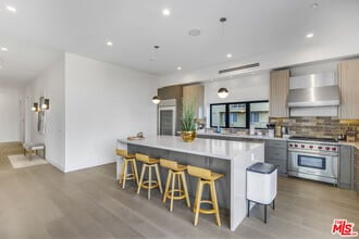 10563 Ashton Ave in Los Angeles, CA - Building Photo - Building Photo