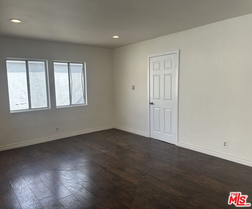 6609 1/2 Brynhurst Ave in Los Angeles, CA - Building Photo