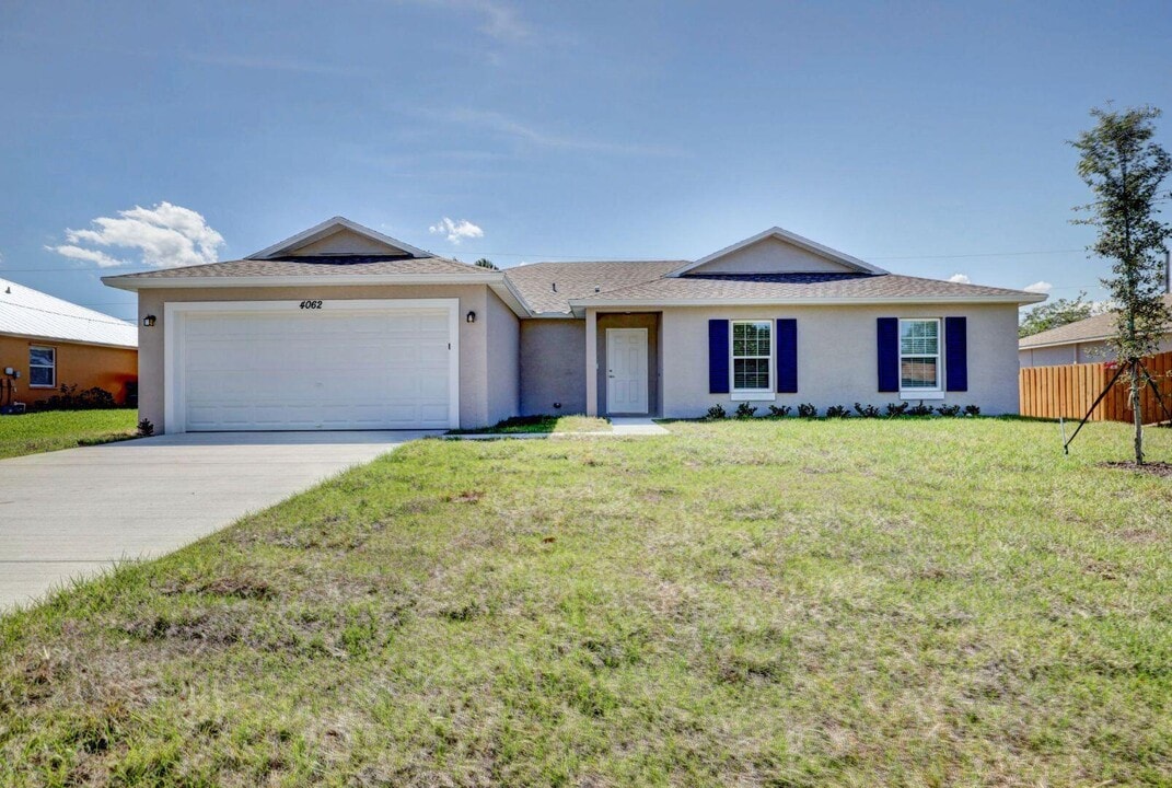 5737 NW Jigsaw Ln in Port St. Lucie, FL - Building Photo