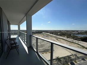 2000 Metropica Wy, Unit 1204 in Sunrise, FL - Foto de edificio - Building Photo