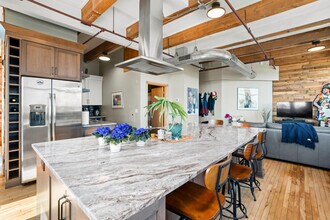 215 W Maple St in Milwaukee, WI - Building Photo - Building Photo