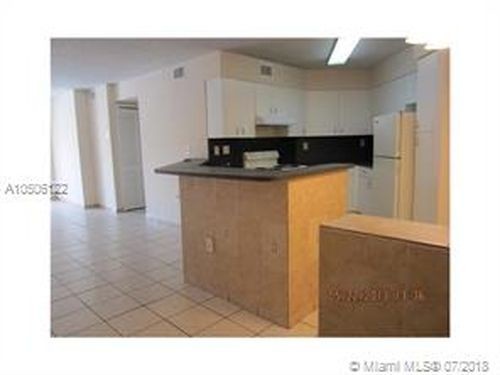 4685 NW 9th St-Unit -204 in Miami, FL - Foto de edificio - Building Photo