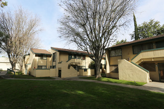 Mirage Apartments in Bakersfield, CA - Building Photo - Building Photo