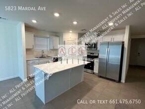 5823 Mardal Ave in Bakersfield, CA - Foto de edificio - Building Photo