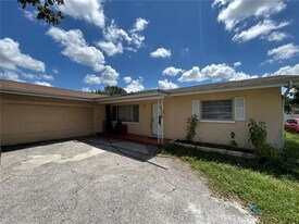 626 Chevy Chase Dr in Sarasota, FL - Building Photo