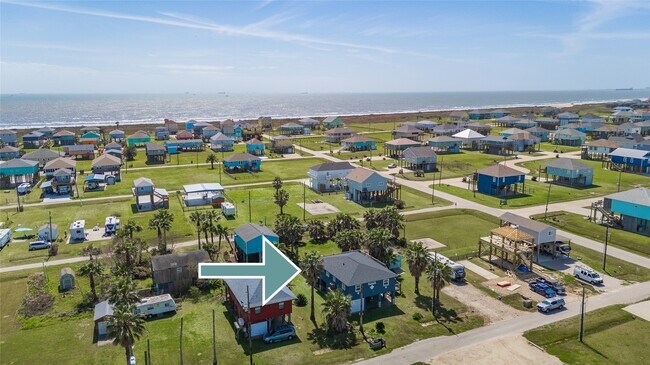 124 N Mae Cir in Port Bolivar, TX - Foto de edificio - Building Photo