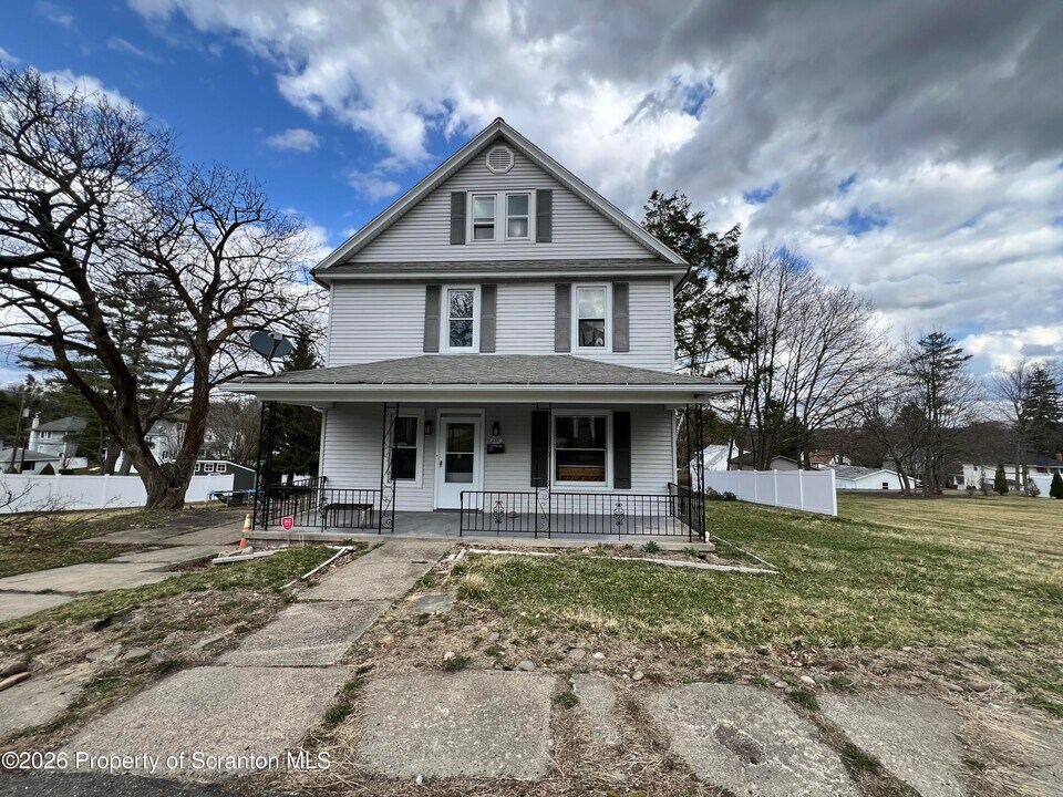 207 Midway Ave in Clarks Summit, PA - Building Photo