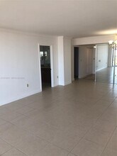 3701 N Country Club Dr in Aventura, FL - Building Photo - Building Photo