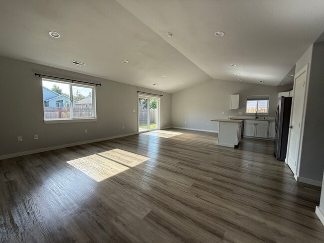 56 Oak Terrace Dr in Lebanon, OR - Building Photo - Building Photo