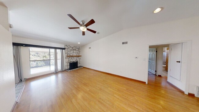 5561 Baja Dr in San Diego, CA - Building Photo - Building Photo