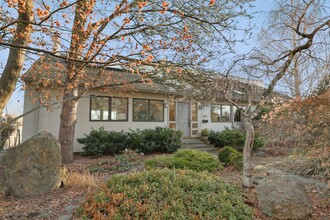 695 Barrymore Ln in Mamaroneck, NY - Building Photo - Building Photo