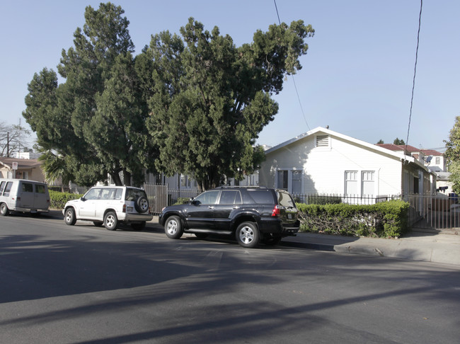 323-329 1/2 N Coronado St in Los Angeles, CA - Foto de edificio - Building Photo