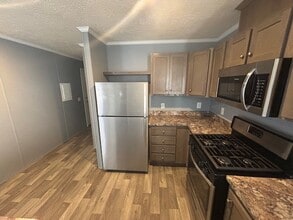 57 Third St. Unit 57 in Dearborn Heights, MI - Foto de edificio - Building Photo