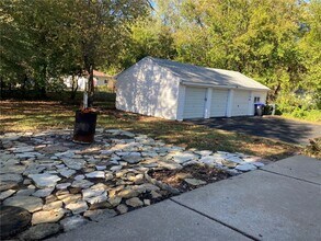 915 Lindsay Ln in Florissant, MO - Building Photo - Building Photo