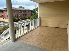 59 Oak St in Harrison, NY - Building Photo - Building Photo