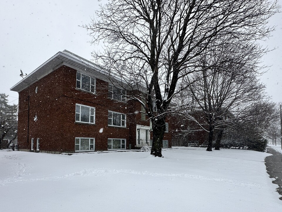 839 Kirkwood Ave in Ottawa, ON - Building Photo