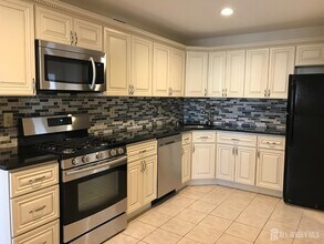 601 Hampshire Dr in North Brunswick, NJ - Building Photo - Building Photo