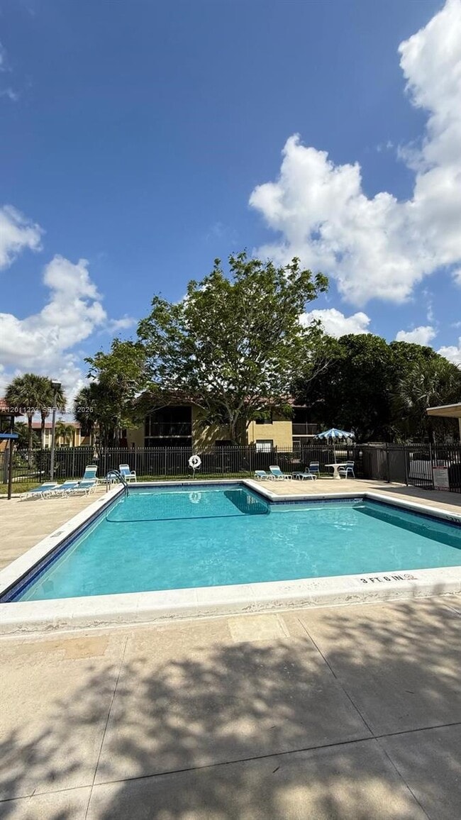 325 Lakeview Dr in Weston, FL - Building Photo - Building Photo