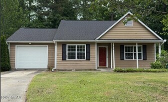 628 S Hampton Dr in Jacksonville, NC - Building Photo