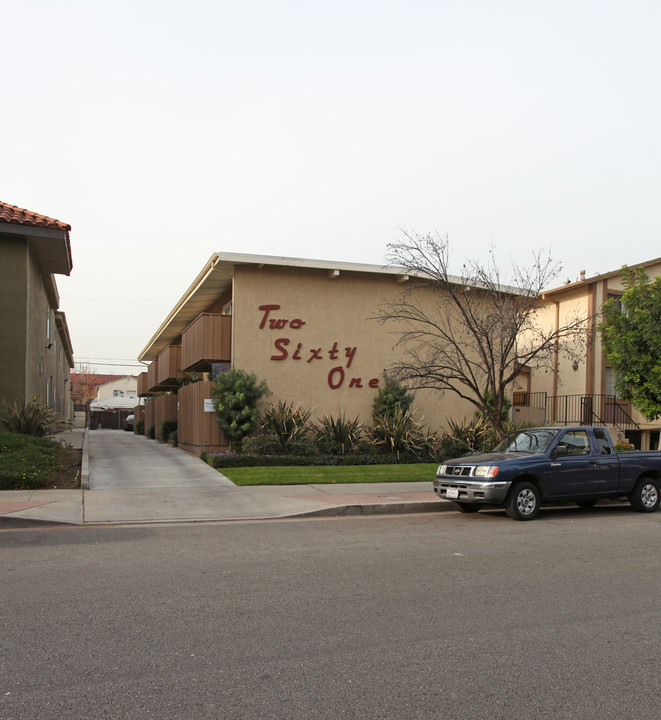 261 W Verdugo Ave in Burbank, CA - Foto de edificio