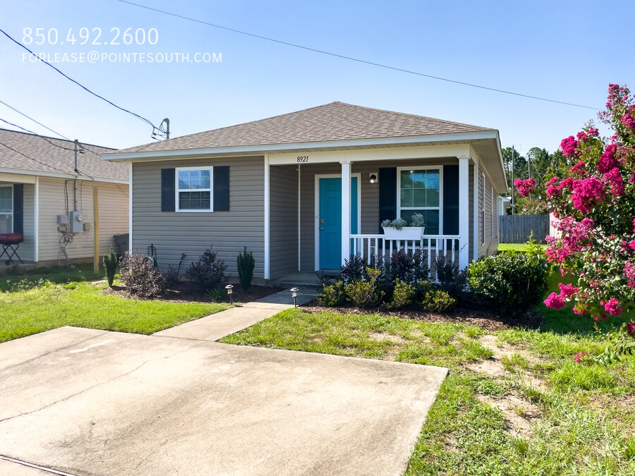 8921 Camshire Cir in Pensacola, FL - Foto de edificio
