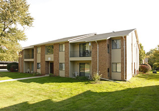 Woodhues Apartments in Farmington Hills, MI - Foto de edificio - Building Photo