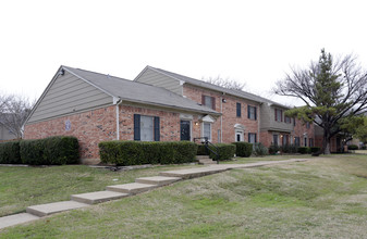 Village Green in Dallas, TX - Foto de edificio - Building Photo