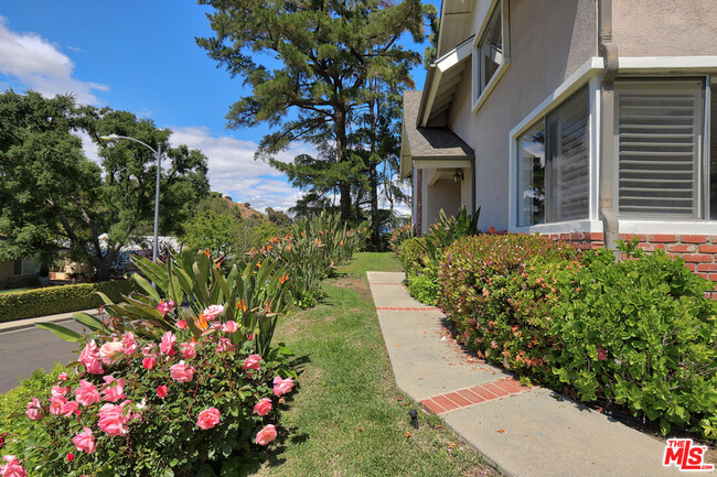 3592 Alana Dr in Los Angeles, CA - Building Photo - Building Photo