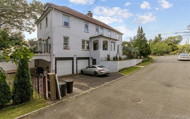 11 Floyd Pl in Great Neck, NY - Building Photo - Building Photo