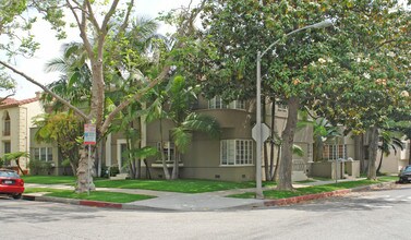 302 N Almont Dr in Beverly Hills, CA - Building Photo - Building Photo