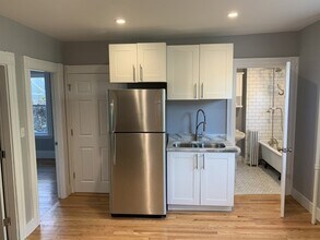 323 Lowell St in Somerville, MA - Building Photo - Building Photo