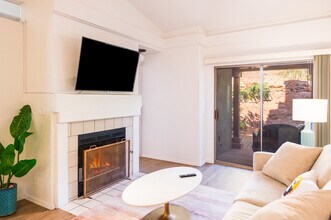 102 Pine Leaf Ln in Sedona, AZ - Foto de edificio - Building Photo