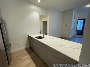 1079 Commonwealth Ave, Unit 321 in Boston, MA - Foto de edificio - Building Photo