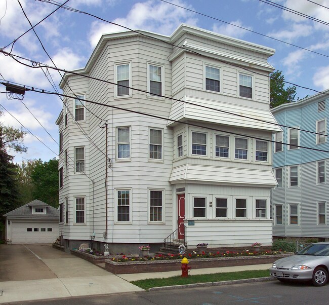 33 Ames Ave in Chicopee, MA - Foto de edificio - Building Photo