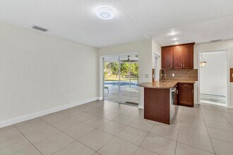 290 NW 65th Ave in Margate, FL - Foto de edificio - Building Photo