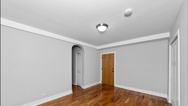 556 W Arlington Pl, Unit 212 in Chicago, IL - Building Photo - Building Photo