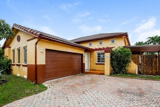 19408 NW 83rd Ave in Hialeah, FL - Foto de edificio - Building Photo
