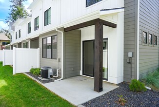 993 W Grove Way in Coeur d'Alene, ID - Building Photo - Building Photo
