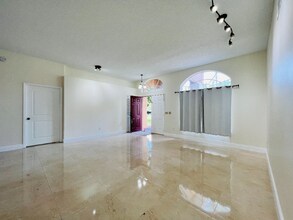 3909 Yellow Finch Ln in Lutz, FL - Building Photo - Building Photo