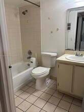 871 NE 207th Ln in North Miami Beach, FL - Foto de edificio - Building Photo