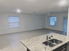 982 SW Alcantarra Blvd in Port St. Lucie, FL - Foto de edificio - Building Photo