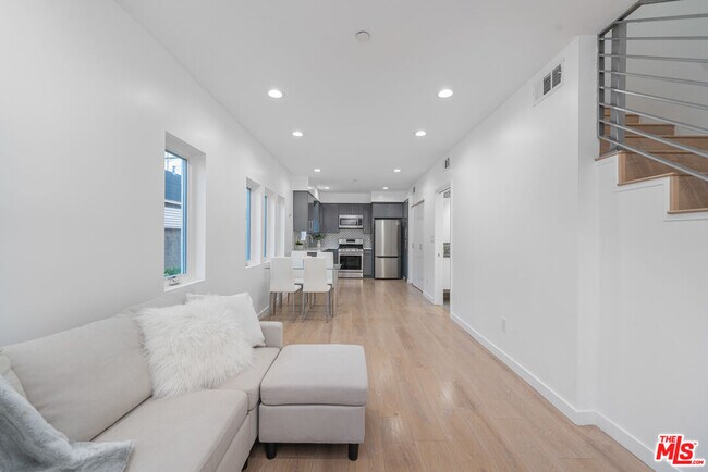 10706 Camarillo St in Los Angeles, CA - Building Photo - Building Photo