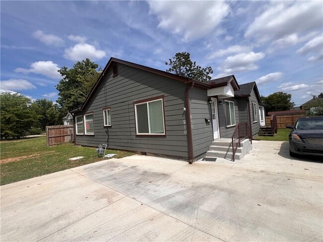 105 Poplar St in Springdale, AR - Building Photo - Building Photo