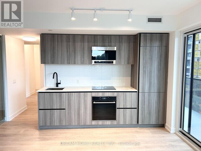 117-117 Broadway Ave in Toronto, ON - Building Photo - Building Photo