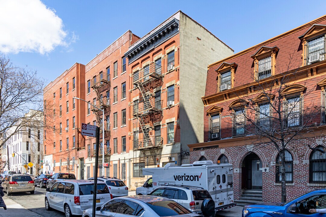 363 E 150th St in Bronx, NY - Building Photo