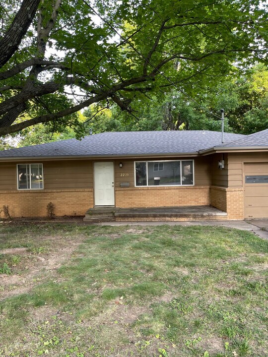 2229 S Pickwick Ave in Springfield, MO - Building Photo