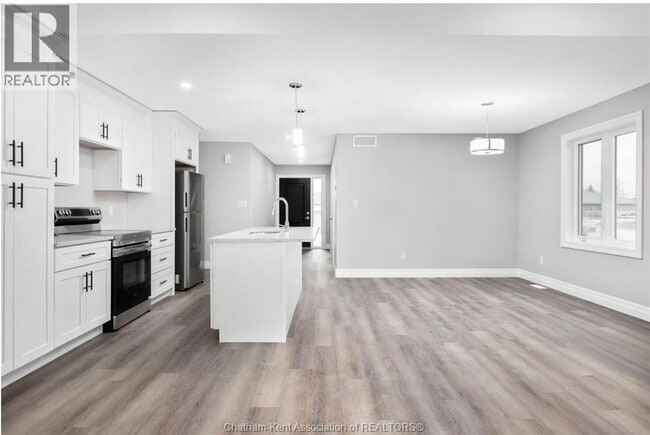 102 Kerr Ave in Chatham, ON - Building Photo - Building Photo