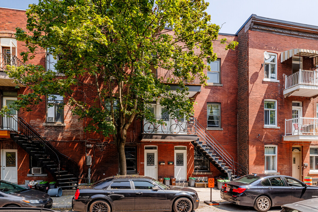 929 Saint-Philippe Rue in Montréal, QC - Building Photo